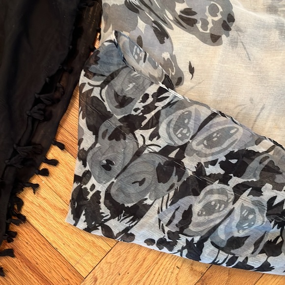 An assortment of scarves! - Picture 5 of 8